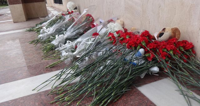 Жители Баку несут цветы к посольству России